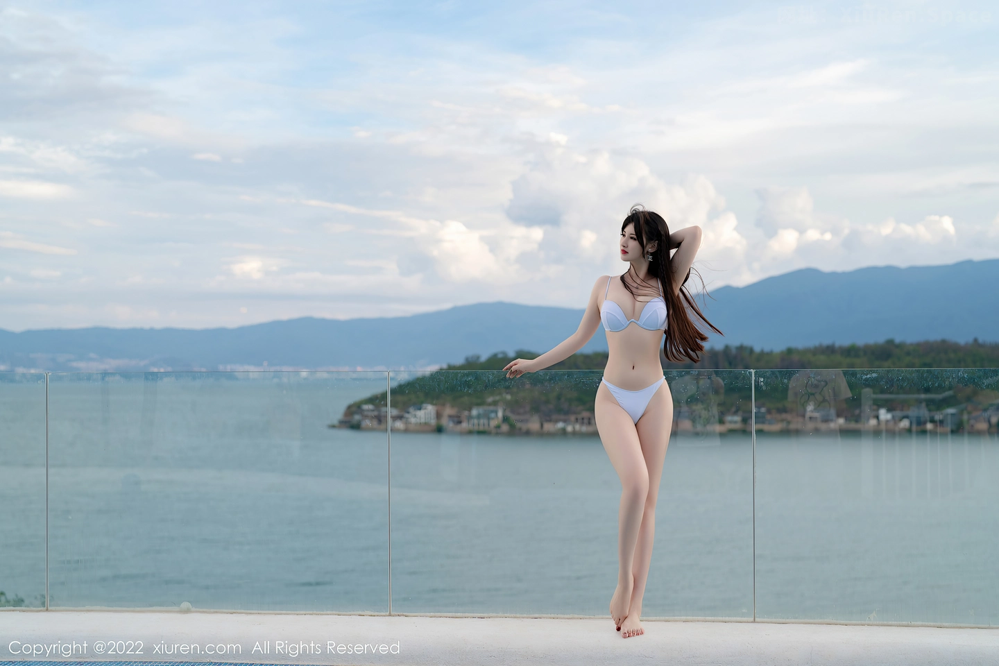 图片[2]-[XiuRen秀人网] VOL.5476 模特诗诗kiki大理旅拍户外性感白色比基尼秀惹火身材诱惑写真55P-秀人网官方网站